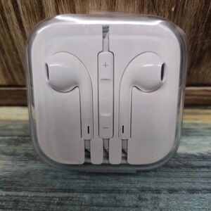NIB Apple EarPods In Ear Headphones with Lightning Connector White MNHF2LL A